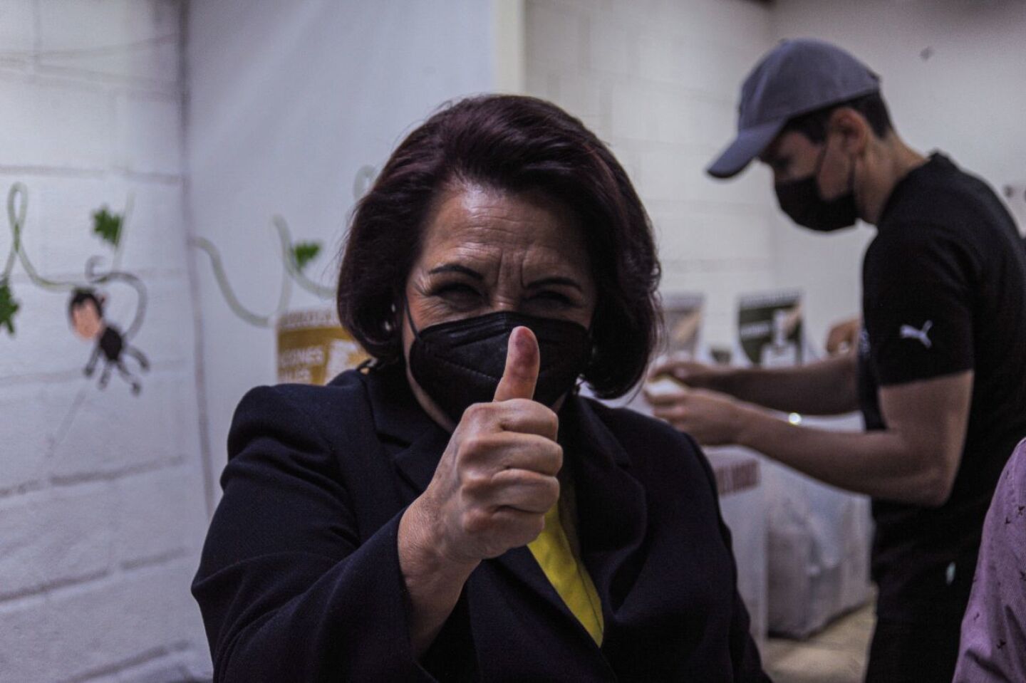 Celia Maya, candidata de Morena a la gubernatura de Querétaro, durante su votación.