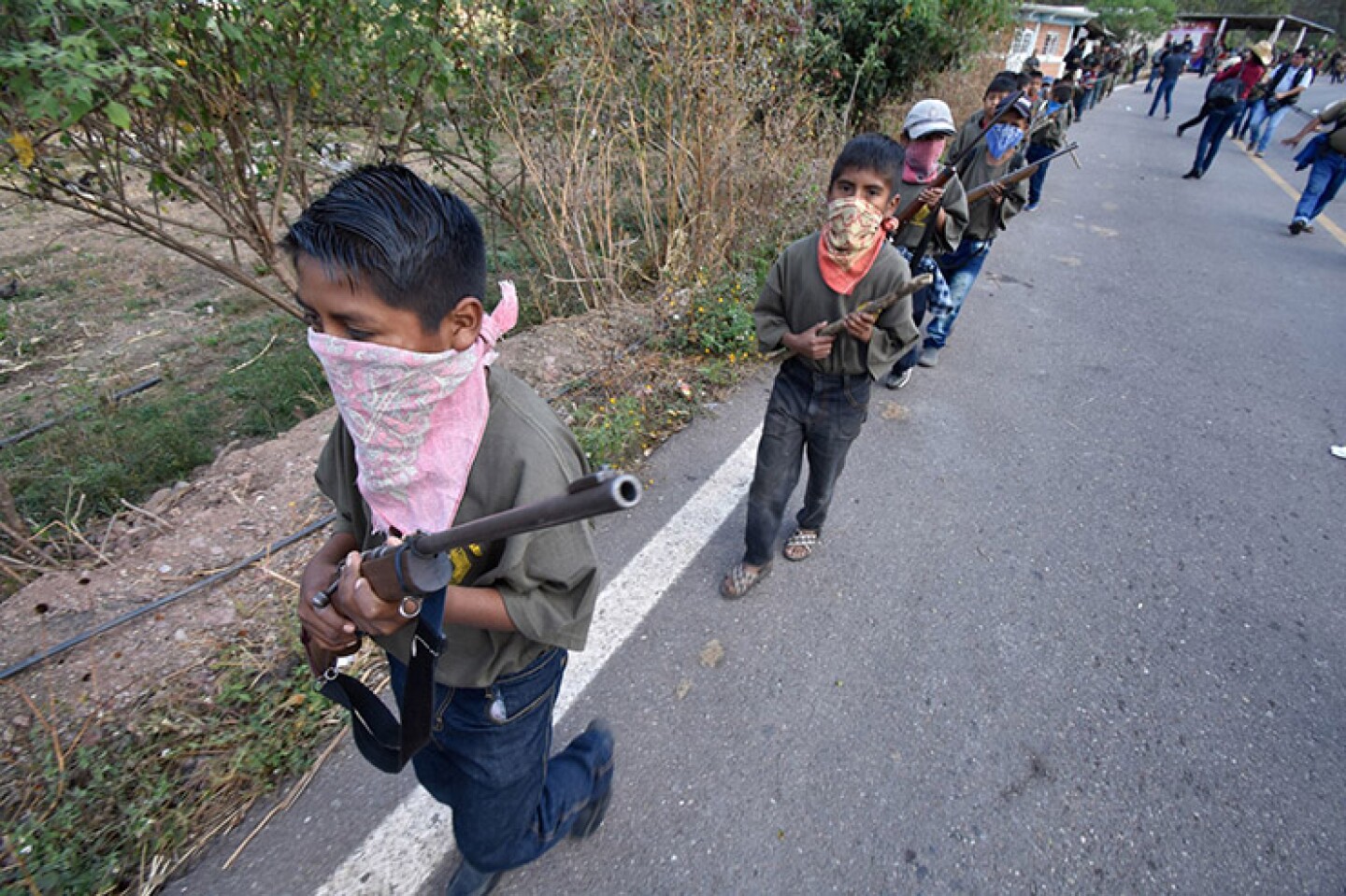 Niños son instruidos en el manejo de armas para poder formar parte de la Coordinadora Regional de Autoridades Comunitarias - Pueblos Fundadores (CRAC-PF) con el fin de brindar seguridad.