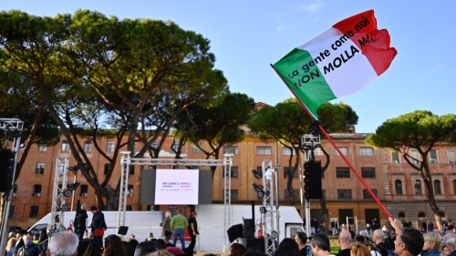 Realizan redadas contra antivacunas en Italia