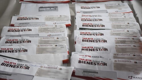 tarjetas-pension-bienestar-cuartoscuro