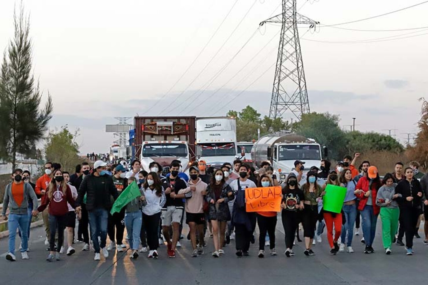 Estudiantes de la Universidad de las Américas Puebla (UDLA) bloquearon la recta a Cholula para exigir la reapertura de esta casa de estudios.