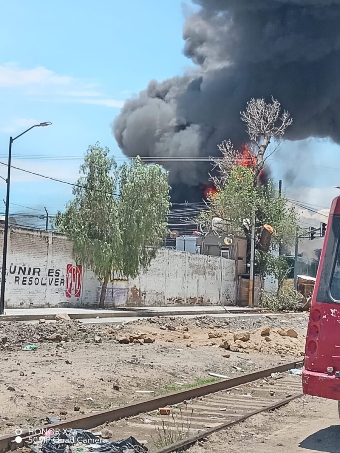 incendio-en-chicoloapan-inmueble-se-quema-cerca-de-la-central-de-abasto-1-960x1280