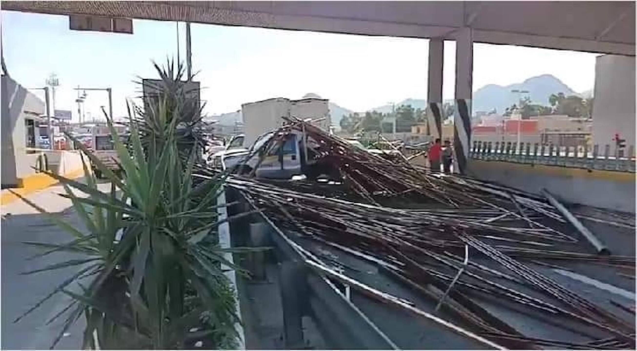 accidente-mexico-pachuca-3-vehiculos-chocan-en-caseta-de-ecatepec