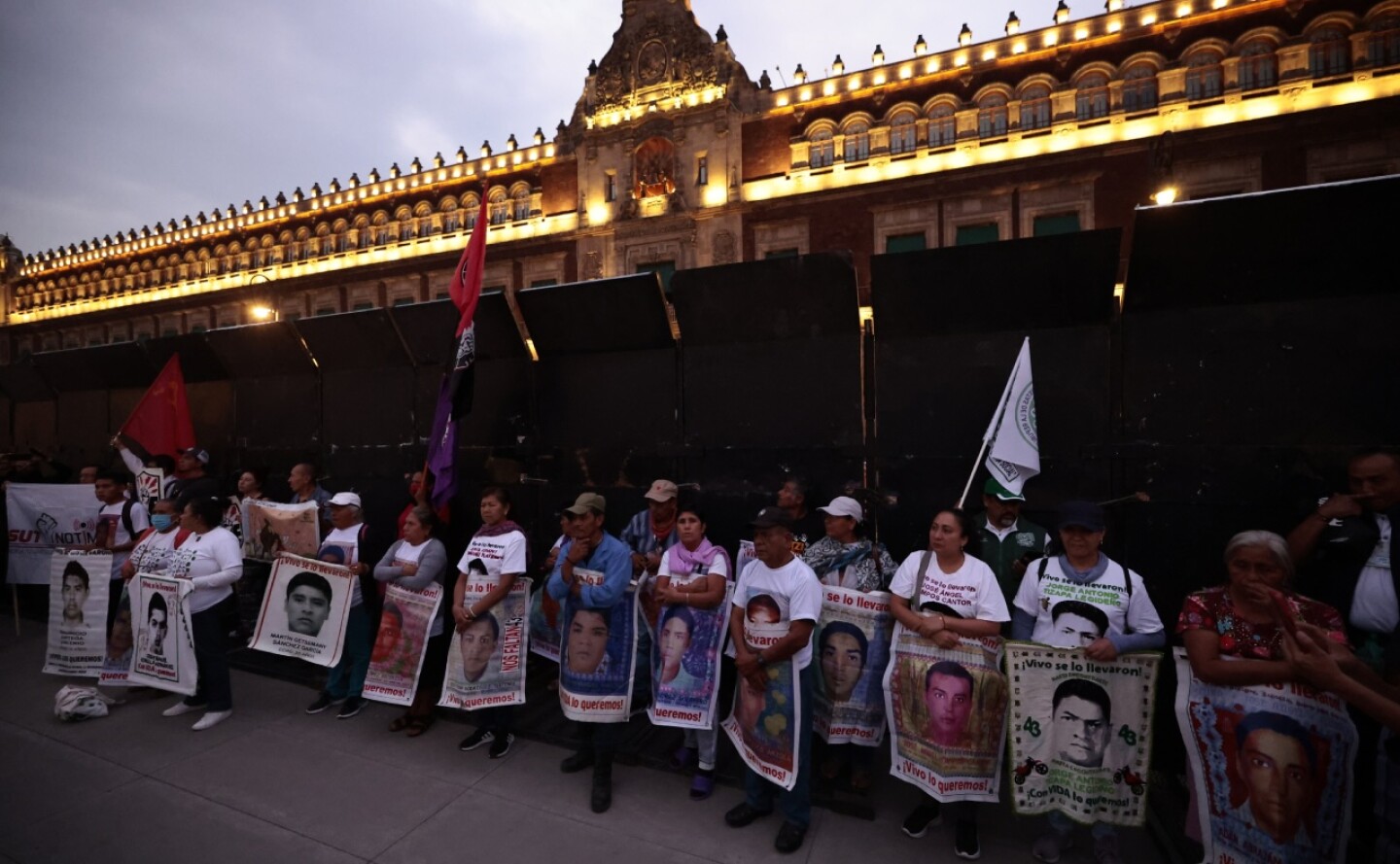 amlo-informe-familiares-43-ayotzinapa