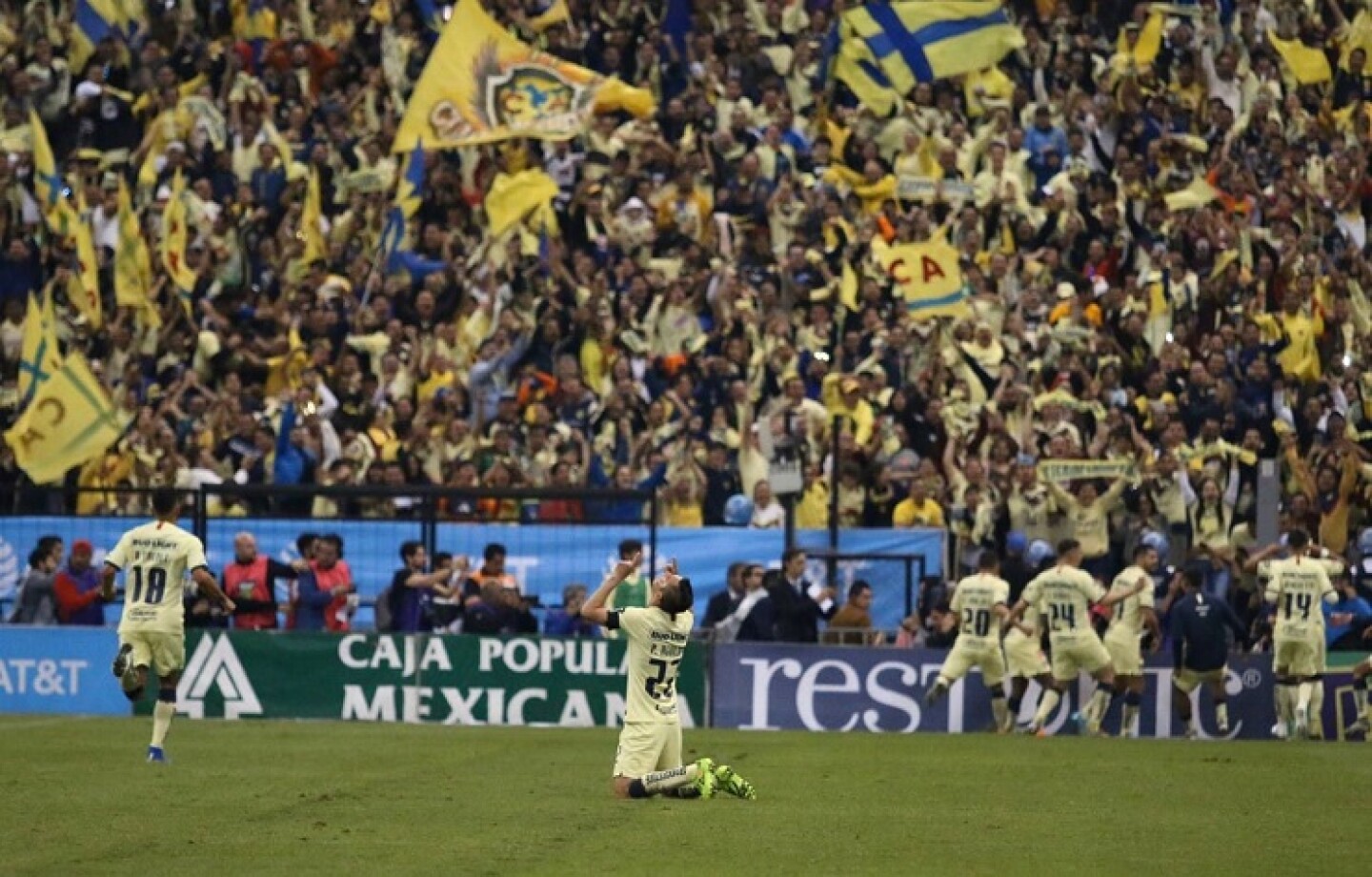 Las Águilas del América ganan 2-0 frente a los Rayados del Monterrey en la primera mitad de la final del torneo Apertura 2019 de la Liga MX, disputada en el estadio Azteca.