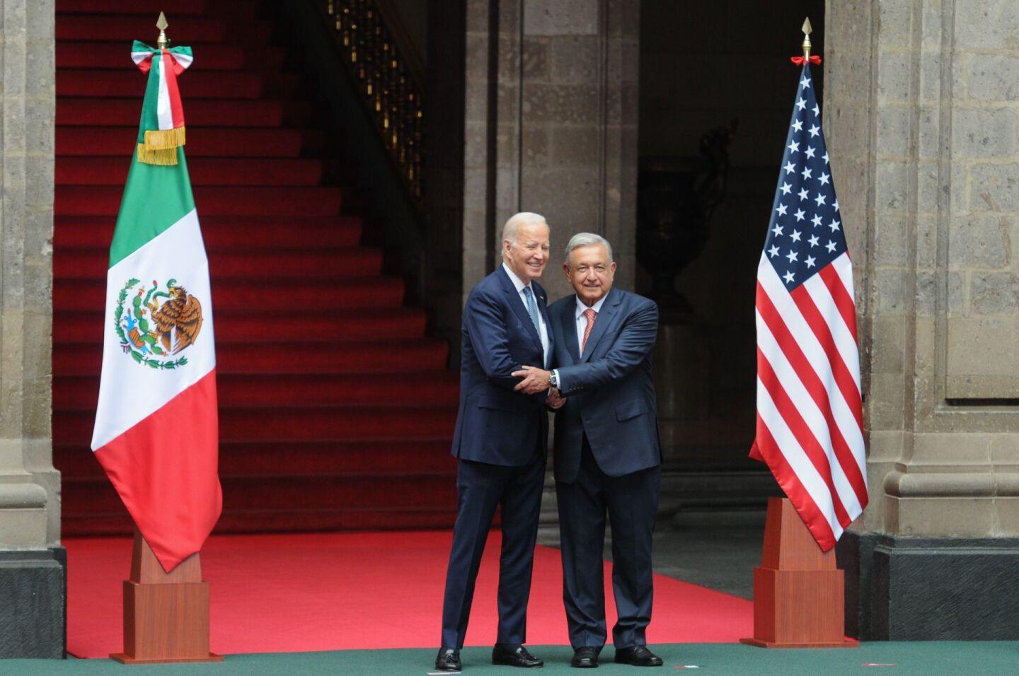 Joe Biden, presidente de Estados Unidos y Andrés Manuel López Obrador, presidente de México, se saludan al término de la recepción.