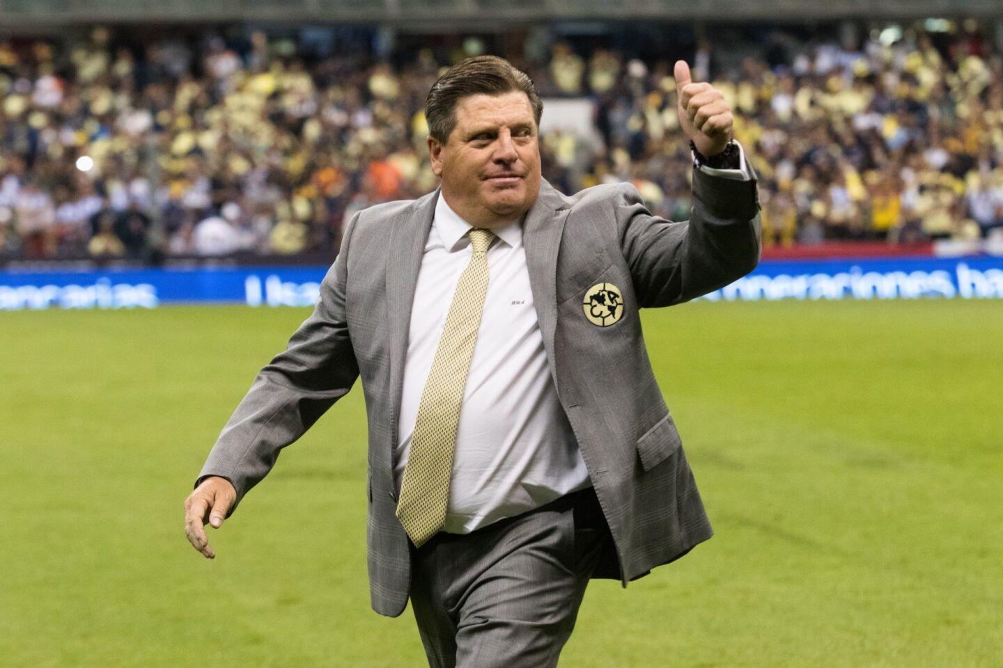 El técnico americanista Miguel Herrera saluda a la afición