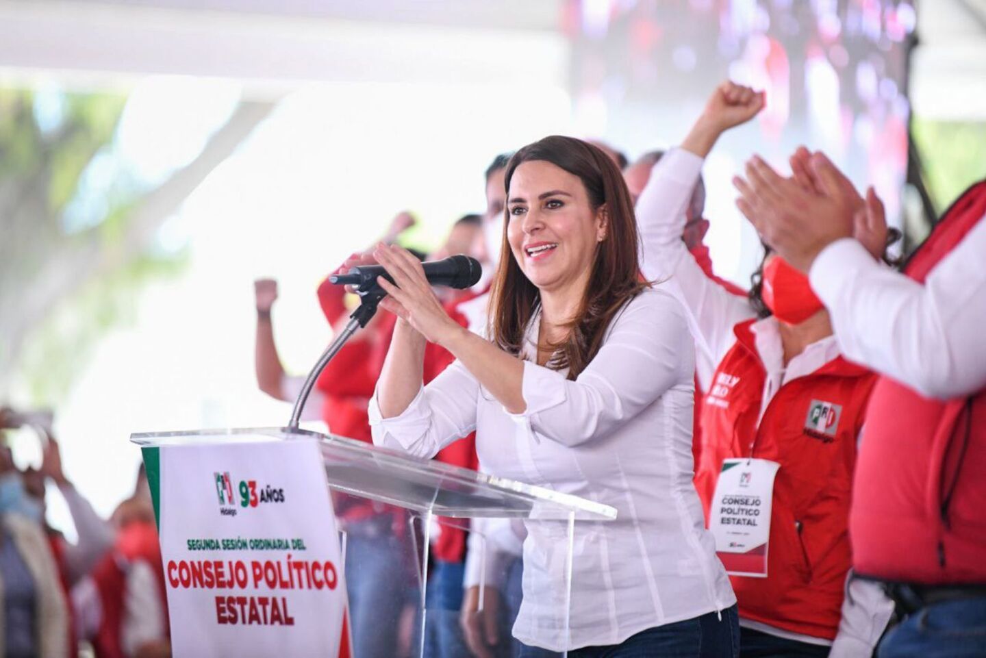 Carolina Viggiano, candidata del PRI a la gubernatura de Hidalgo, participó la ceremonia del 93 aniversario del tricolor en Pachuca. Estuvieron presentes Alejandro Moreno Cárdenas y Omar Fayad.