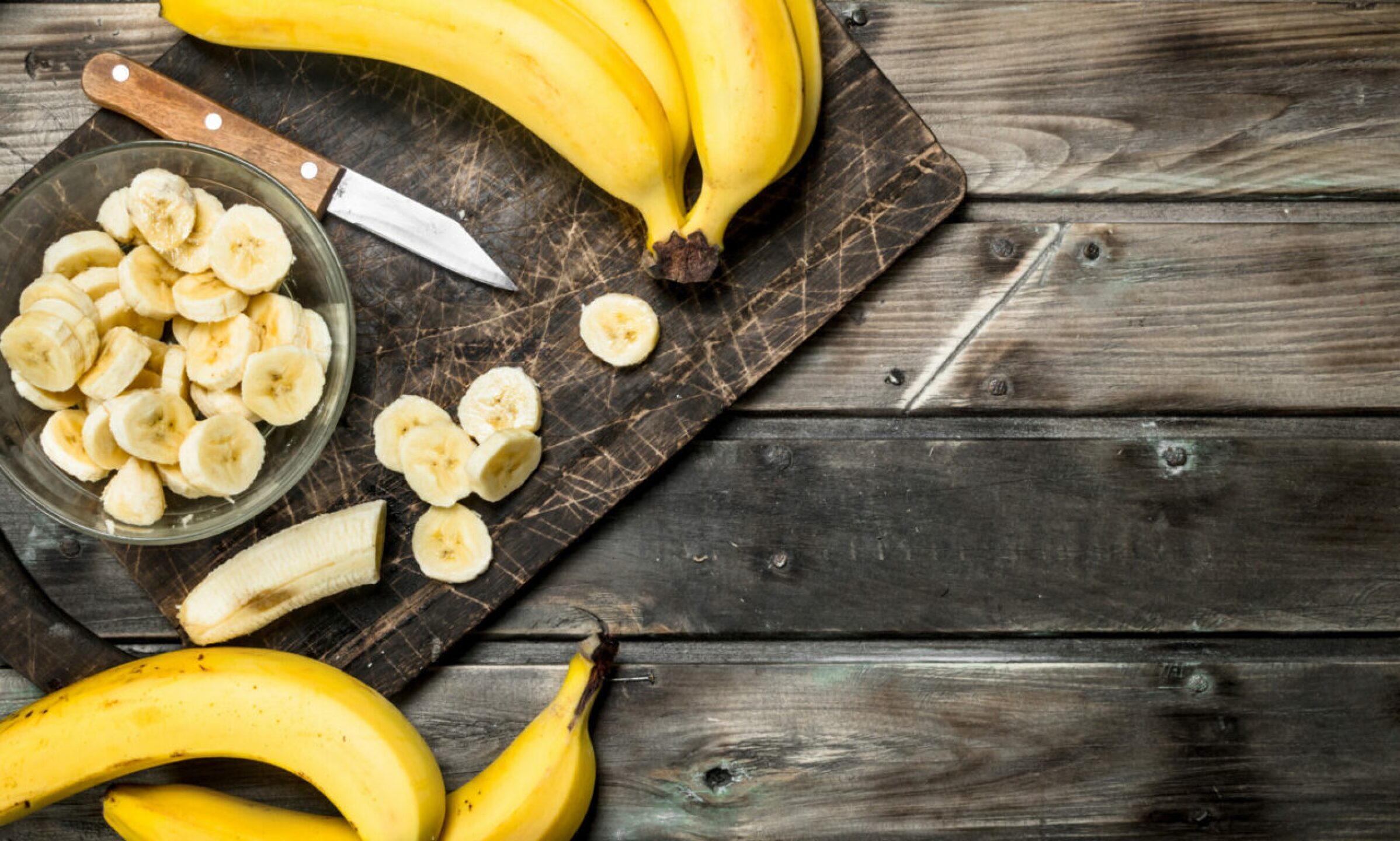 bananas-and-banana-slices-in-a-plate-on-a-black-ch-2022-02-01-22-39-02-utc-1280x769