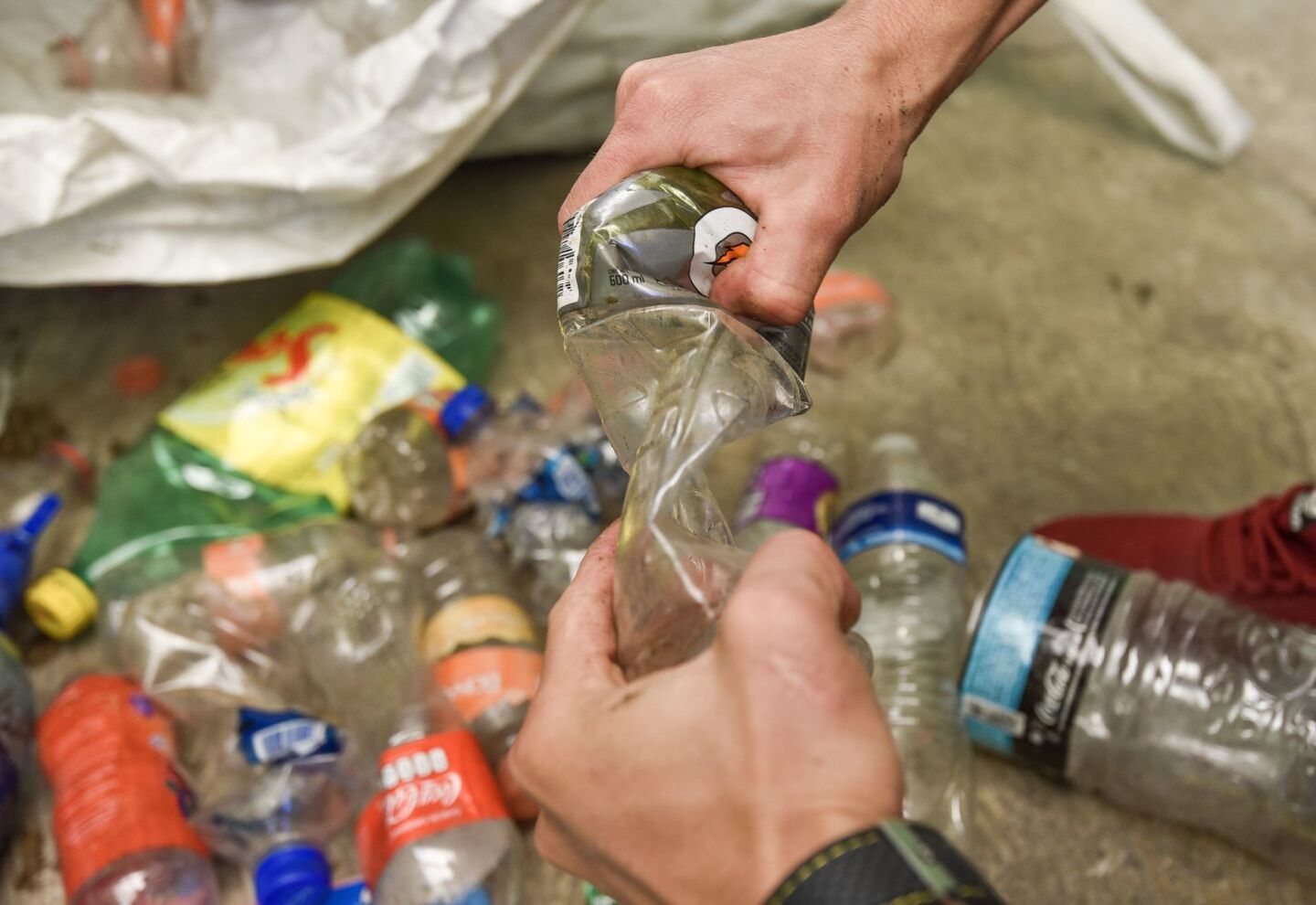 TOLUCA, ESTADO DE MÉXICO, 21AGOSTO2019.- Derik Vilchis Roa fundador de la empresa Kira, que se dedica a fabricar prendas a partir del PET, es un proyecto totalmente eco friendly y pet friendly, preocupados por el medio ambiente y buscando una forma de contribuir al cuidado del mismo inicio este proyecto, para la elaboración de estas playera se utilizan alrededor de 9 ó 10 botellas de PET, y este proyecto lleva una segunda causa que es la de apoyar con el 15 por ciento de sus ganancias que serán entregadas al refugio de animales Corazón Canino para apoyar a los perros y gatos en situación de calle. FOTO: CRISANTA ESPINOSA AGUILAR /CUARTOSCURO.COM