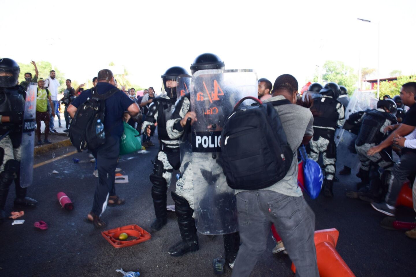 Un contingente de migrantes que durante la mañana partió en viacrucis del centro de Tapachula, Chiapas, se enfrentó con la Guardia Nacional en el punto conocido como Viva México.