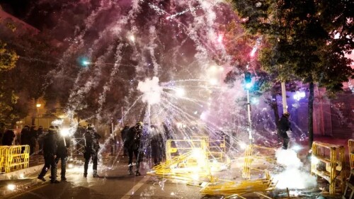 protestas violentas se extienden por francia por el disparo de la policía contra un adolescente