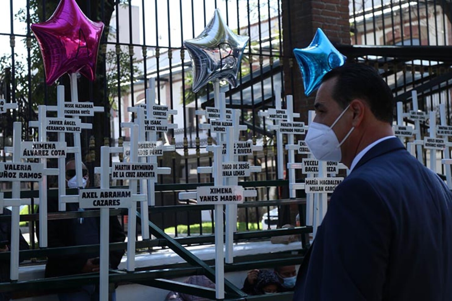 Padres y madres de los infantes fallecidos en el incendio de la Guardería ABC permanecen en plantón frente a la Secretaría de Gobernación en exigencia de que continúen con las investigaciones.