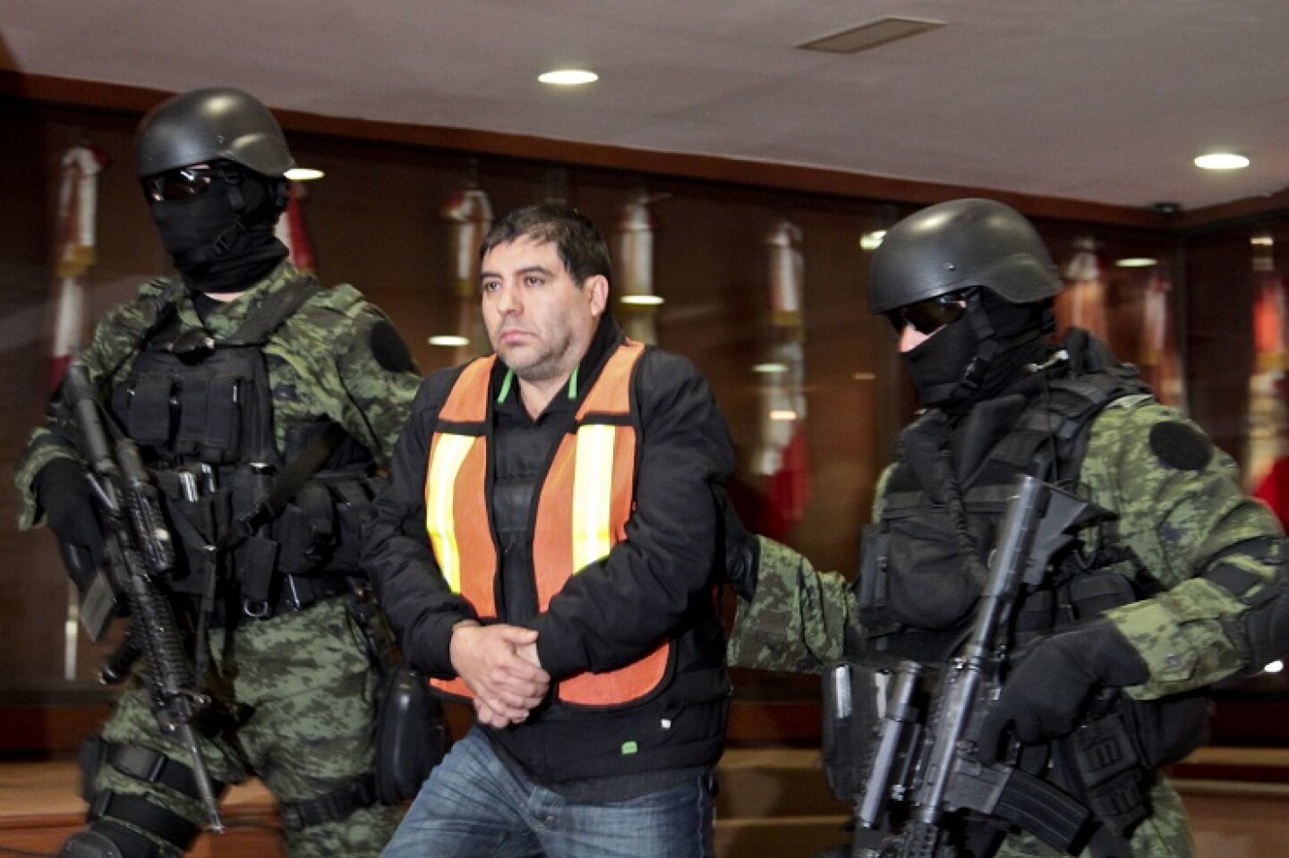 MÉXICO, D.F., 26DICIEMBRE2011.- Felipe Cabrera Sarabia alias "El Inge", fue detenido y presentado por elementos del ejercito Mexicano en la Subprocuraduría de Investigación Especializada en Delincuencia Organizada por el presunto delito de narcotrafico; ademas se le atribuye ser el lugarteniente de Joaquín "El Chapo" Guzmán en Durango.FOTO: ENRIQUE ORDÓÑEZ/CUARTOSCURO.COM