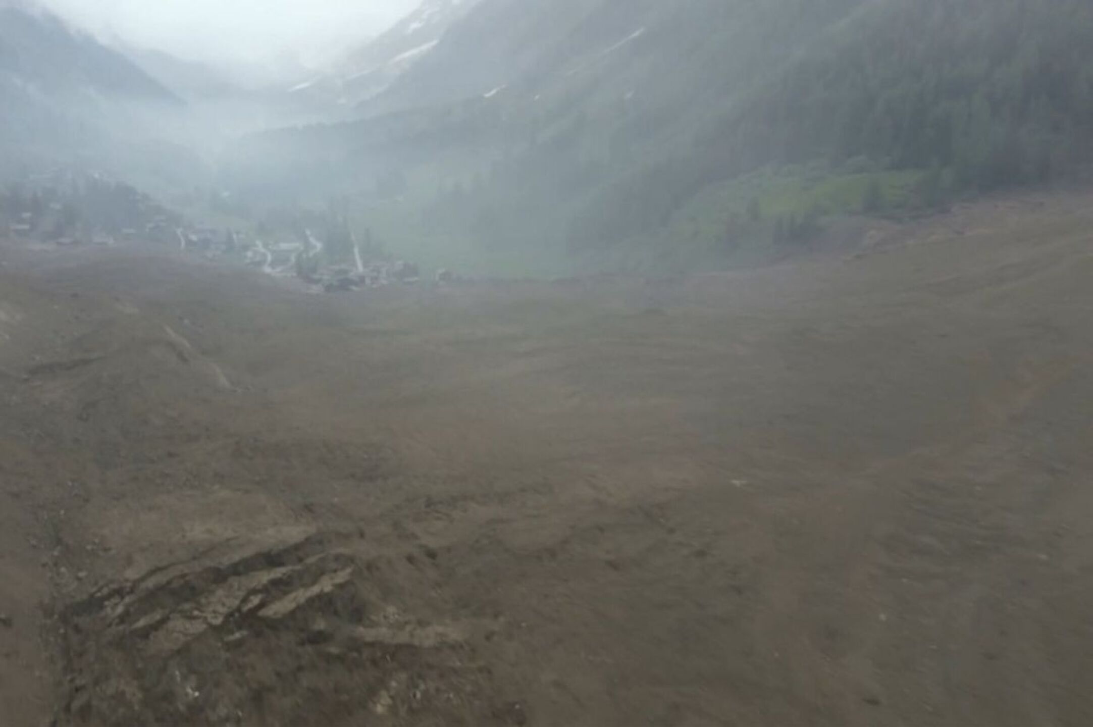 glaciar-birch-colapsa-y-causa-avalancha-en-suiza-pueblo-de-blatten-queda-bajo-escombros-video