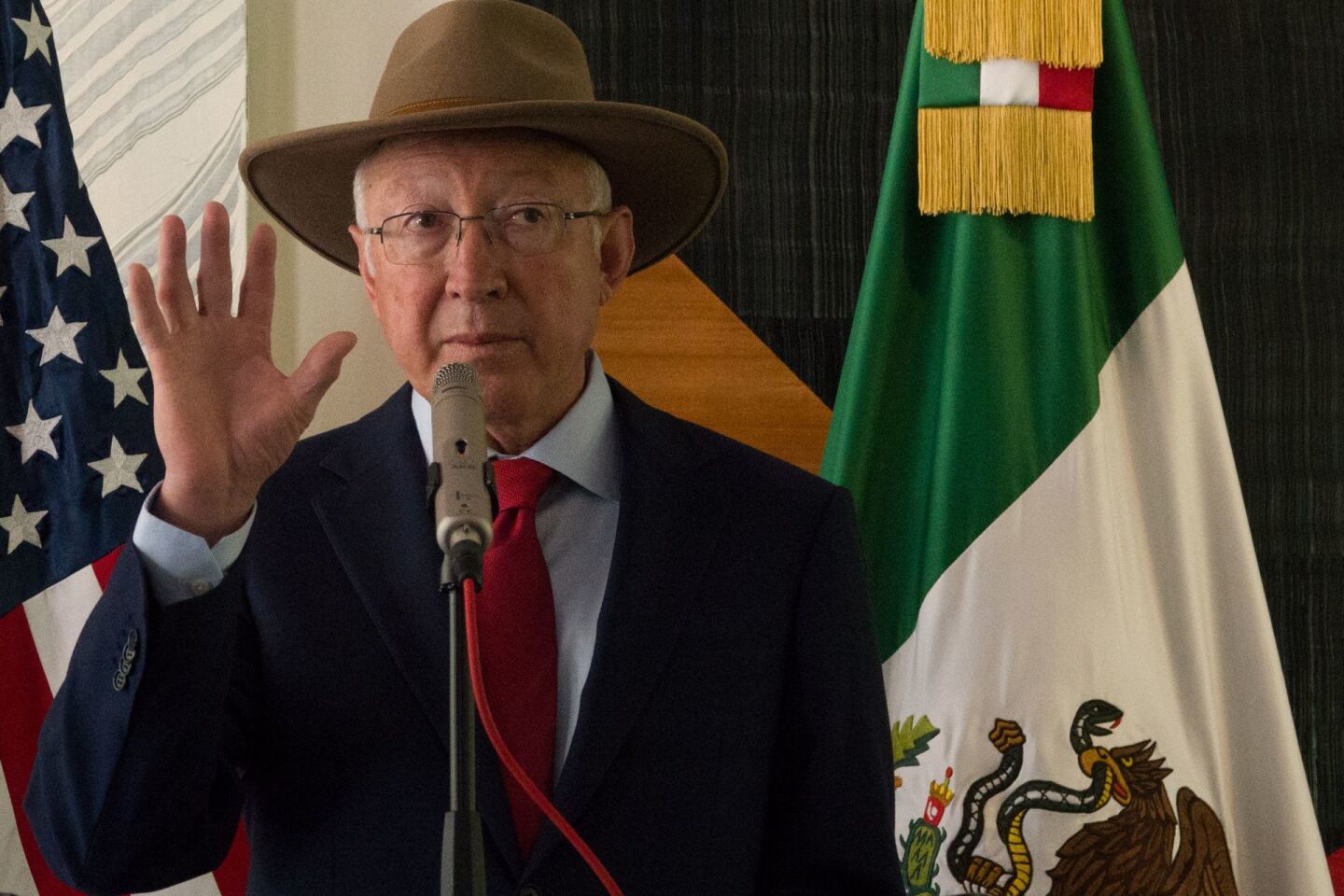 Ken Salazar durante la conferencia de prensa en su residencia oficial para hablar sobre el programa PROMOSUR.