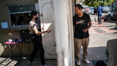 José González recibe agujas nuevas en una casa de seguridad de la Zona Norte de Tijuana. Foto: The Washington Post/Getty Images