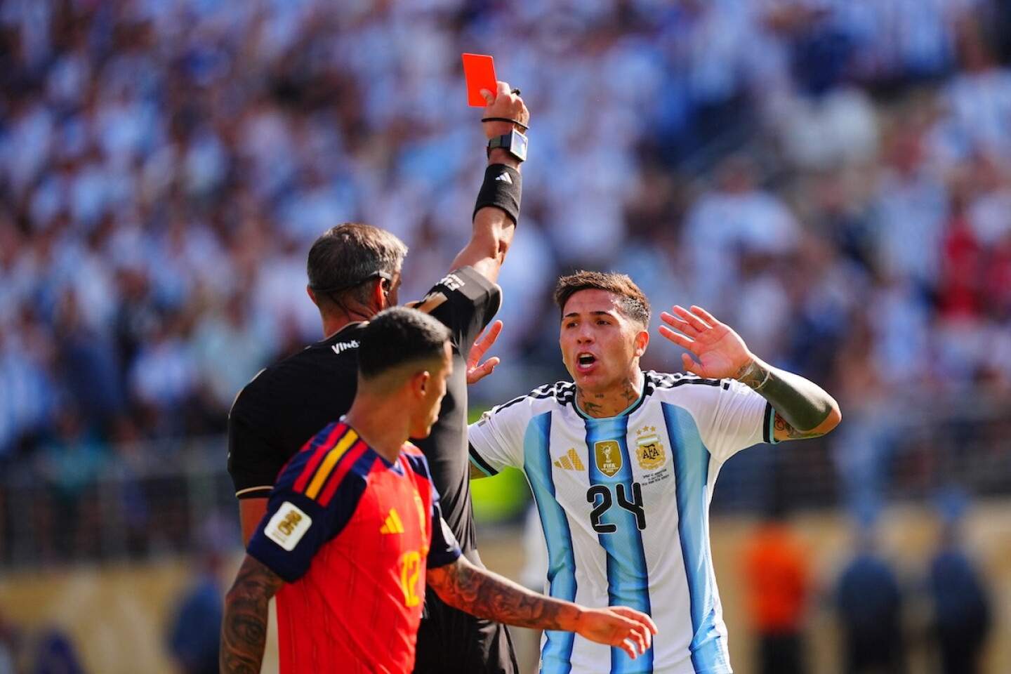 Enzo Fernández entra a la lista de expulsados en finales de los Mundiales; Argentina impone un récord negativo
