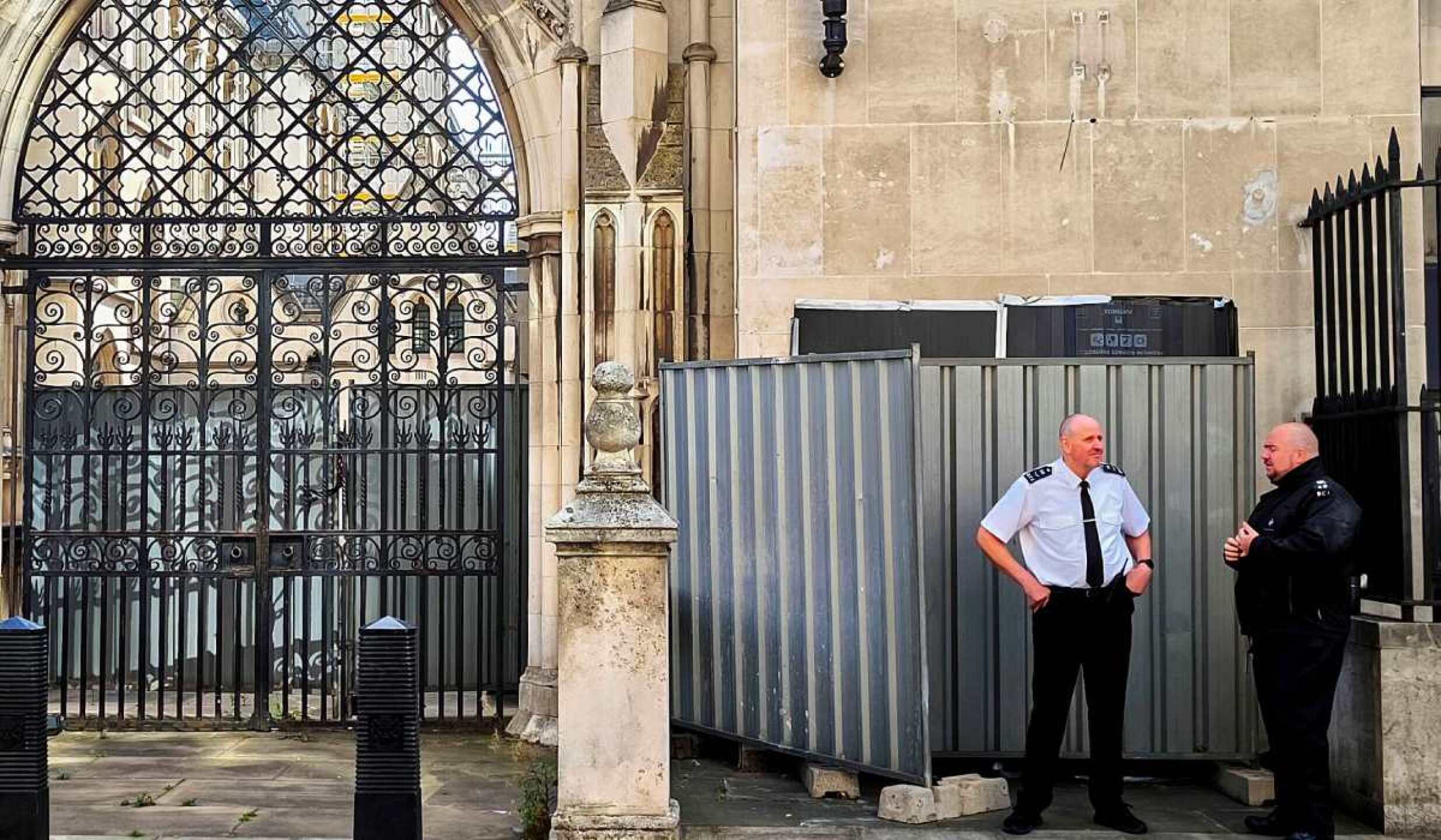 nuevo mural de Banksy Tribunal Superior de Justicia de Londres.jpg