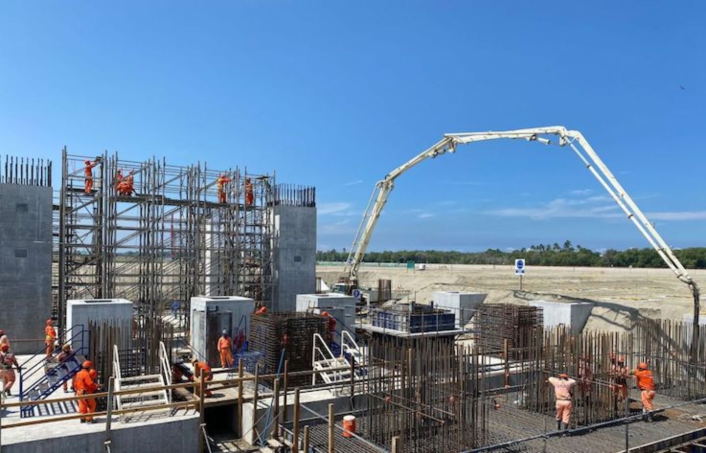 Obrero durante los trabajos de construcción de la nueva refinería Dos Bocas.