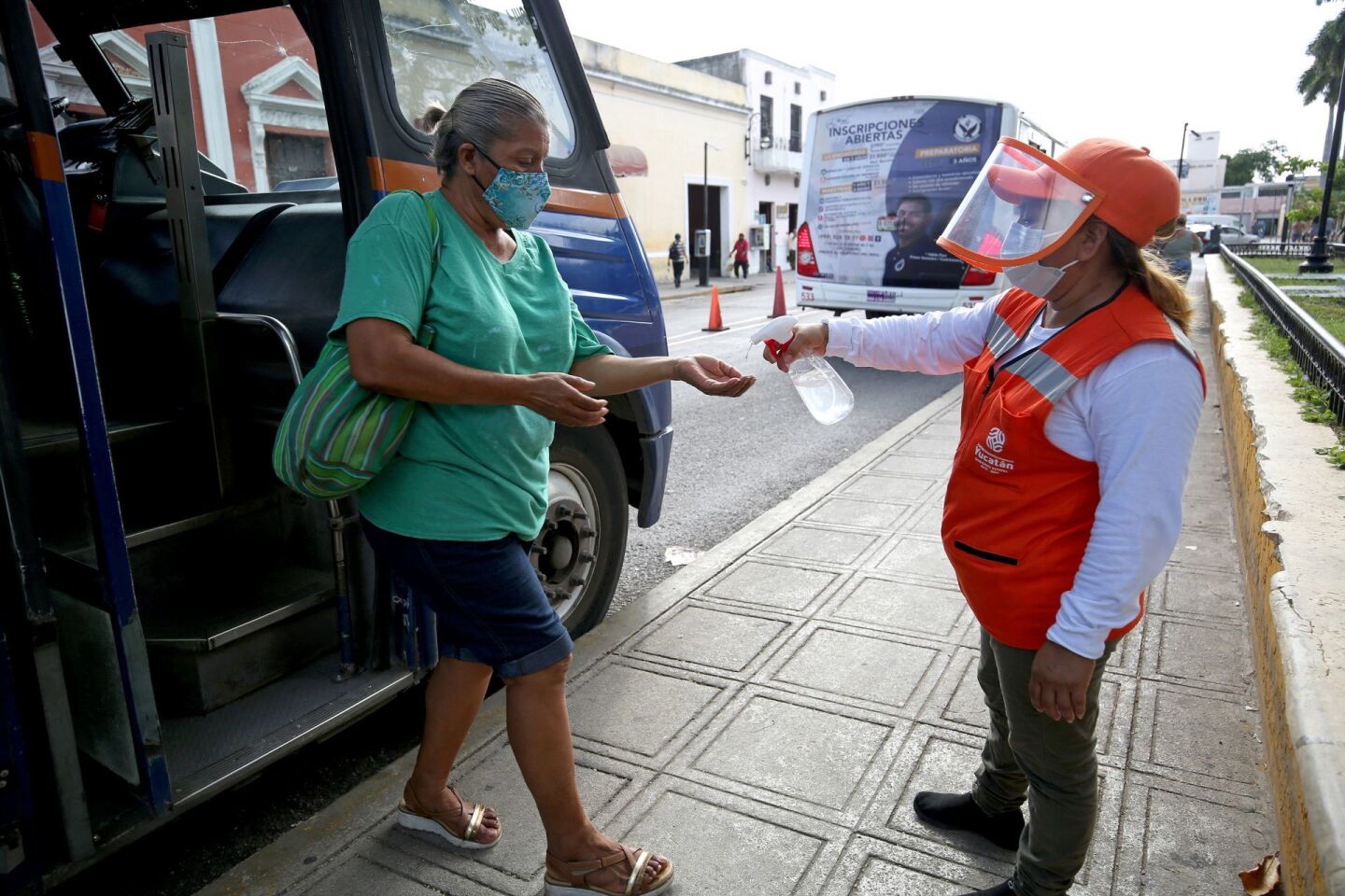 En el estado de Yucatán ha aumentado el número de contagios y hospitalizaciones por Covid-19, por lo que el gobierno ha reimplementado diversas medidas para reducir la movilidad, en el primer cuadro se reparte gel antibacterial entre los ciudadanos.