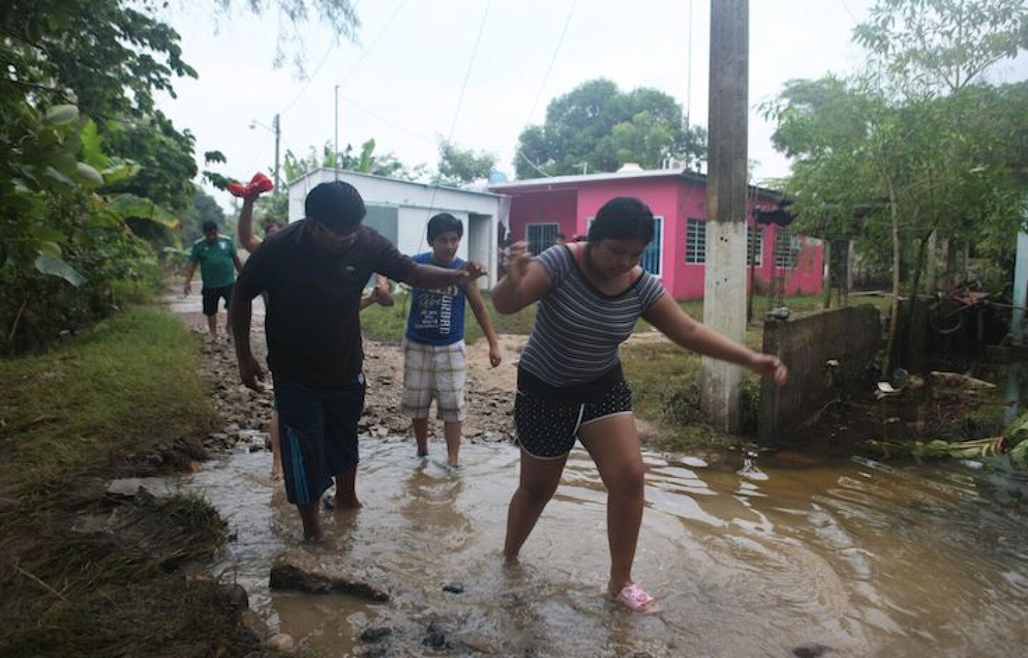 Elementos del Ejército Nacional entregaron kits de apoyo a pobladores damnificados por las lluvias y las crecientes de los rios.