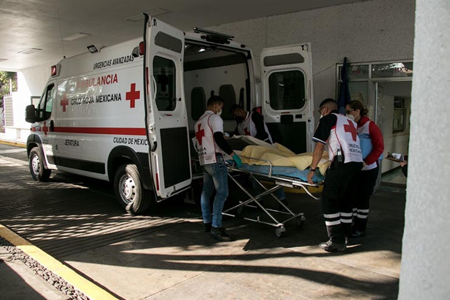 Voluntarios d ela Cruz Roja transportan a un paciente hacía el área de urgencias Covid-19 del Hospital General Balbuena.