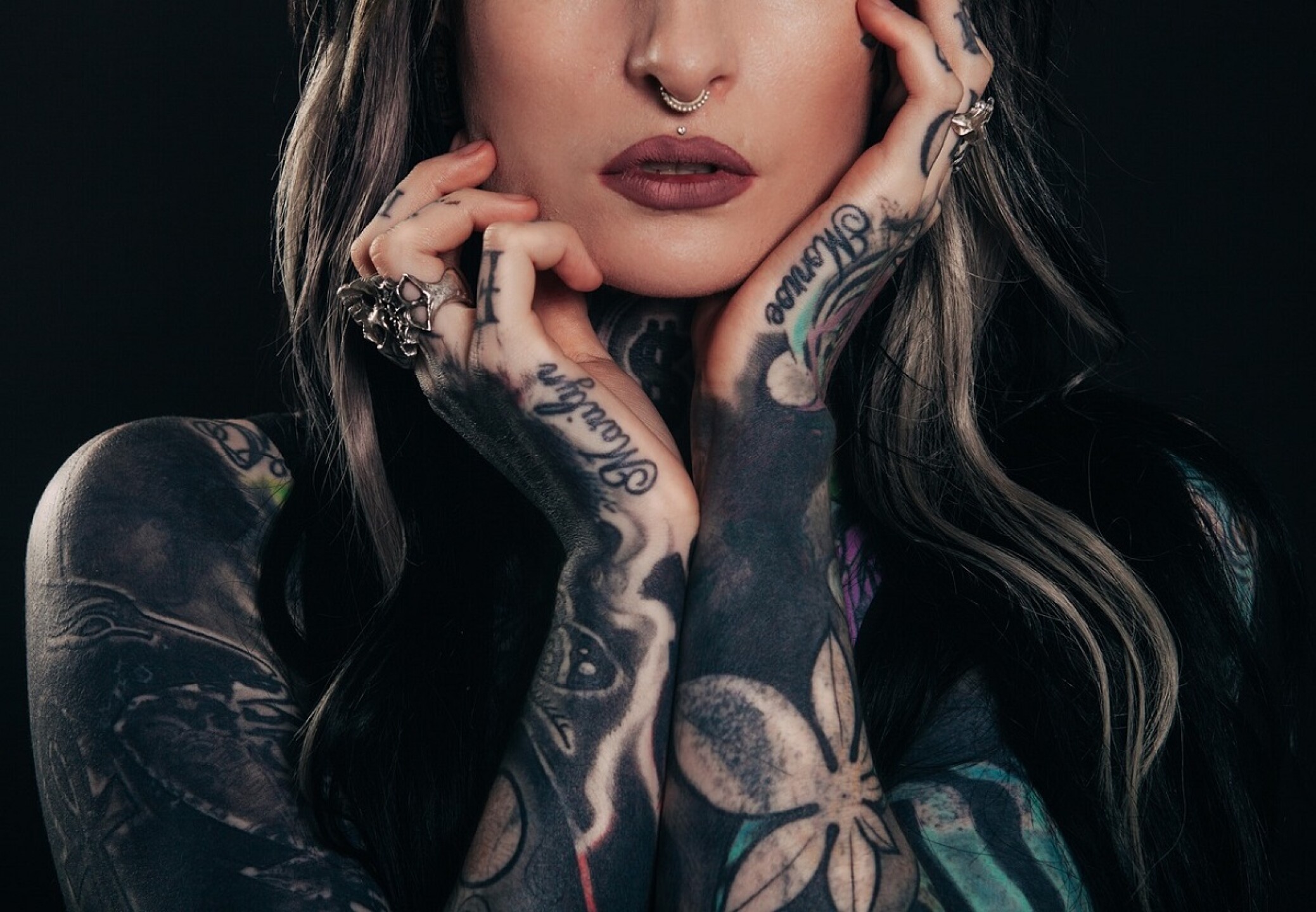 mujer con tatuajes