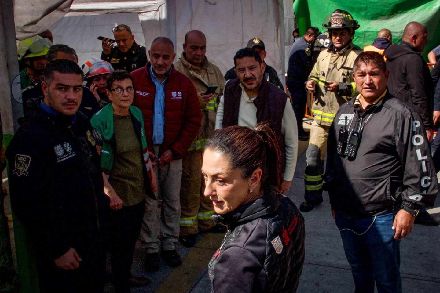 Claudia Sheinbaum, jefa de Gobierno, y Omar García Harfuch, secretario de Seguridad Ciudadana, acudieron a la zona donde se encuentran los servicios de emergencia que se movilizaron para atender a las personas heridas del choque de trenes del Metro ocurrido entre las estaciones Potrero y La Raza