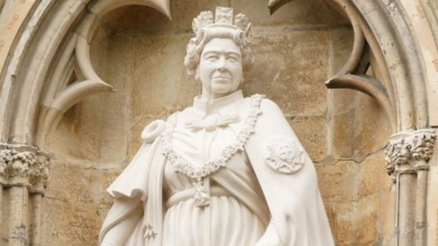 develan nueva estatua de la reina Isabel II