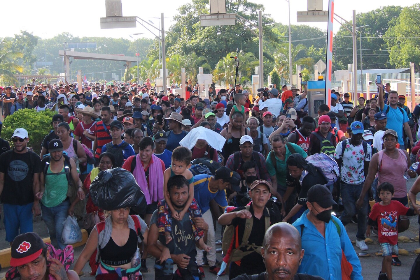Caravana migrante avanza bajo el calor por el sureste de México