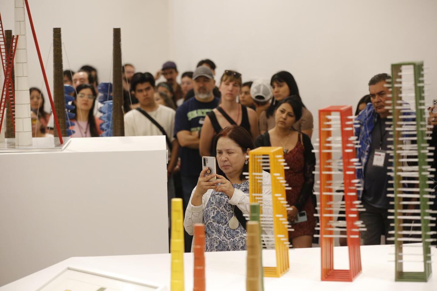 Una exposición en México muestra la geometría y los espacios de la artista Helen Escobedo