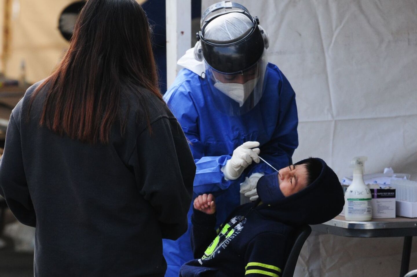 Un niño se aplica la prueba de detección de Covid-19.