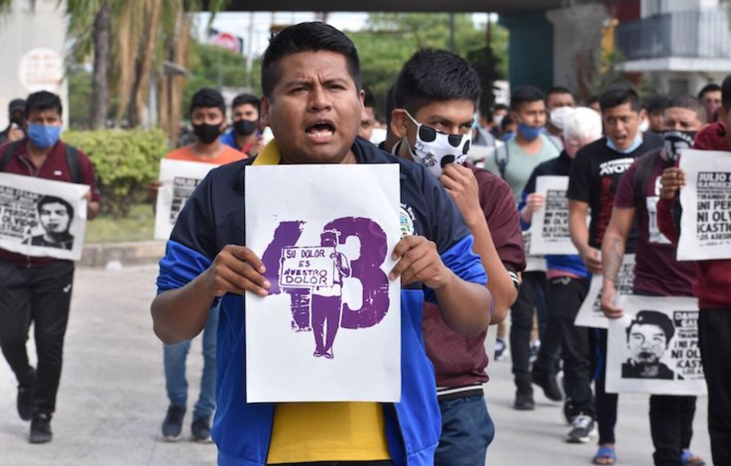 Padres de las 43 normalistas de Ayotzinapa desaparecidos hace 6 años juntos con jóvenes de la Federación de Estudiantes Campesinos Socialistas de México (FECSM) encabezaron una marcha en esta ciudad, en la cual la noche del 26 y madrugada del 27 de septiembre de 2014 fueron secuestrados por grupos criminales con la complicidad de autoridades, para pedir justicia y que aparezcan con vida.