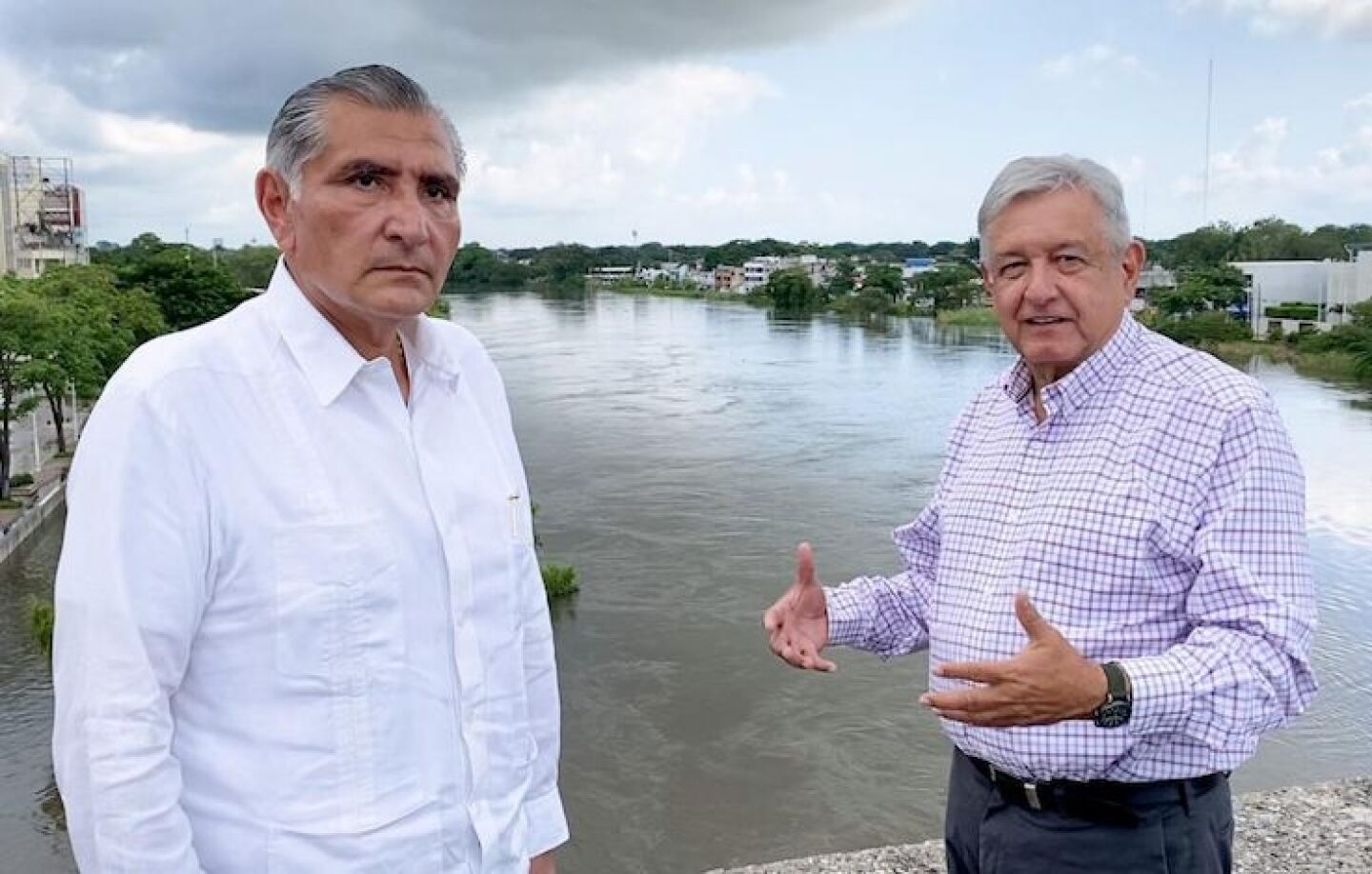 Adán Augusto López, gobernador de Tabasco, y Andrés Manuel López Obrador, Presidente de México, ofrecieron un mensaje a través de redes sociales en donde informaron la situación de las inundaciones que se viven en la entidad tabasqueña.