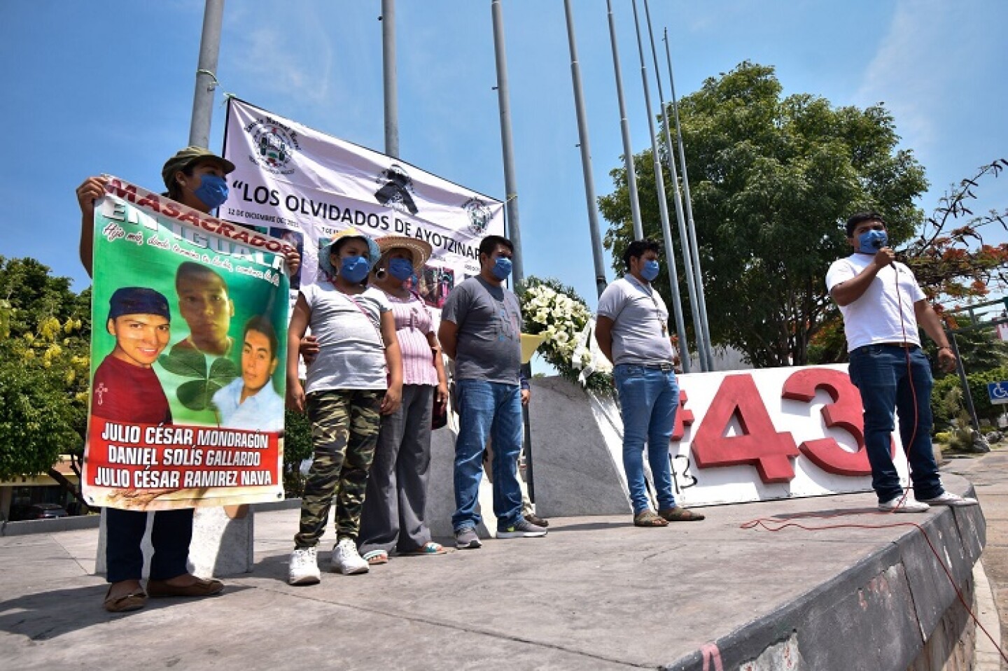 Ofrenda floral y un mitin político para conmemorar los 68 meses de la desaparición forzada de 43 normalistas en la ciudad de Iguala.