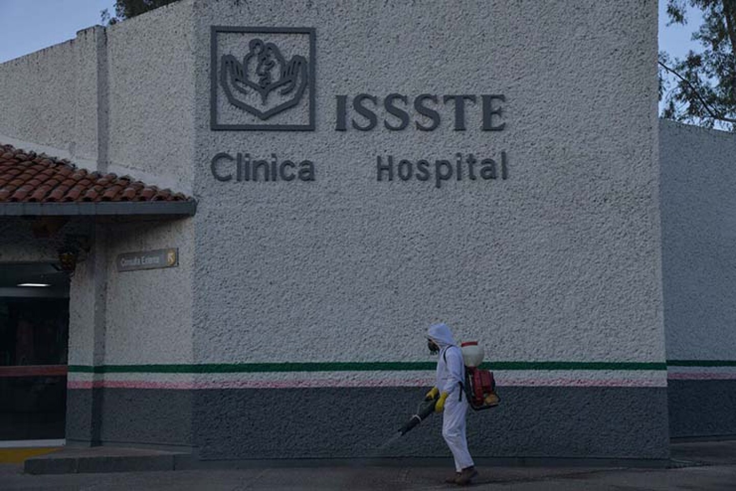 Trabajadores del sector salud del estado desinfectan con agua y cloro una de las clínicas de Salud del ISSSTE en el municipio.