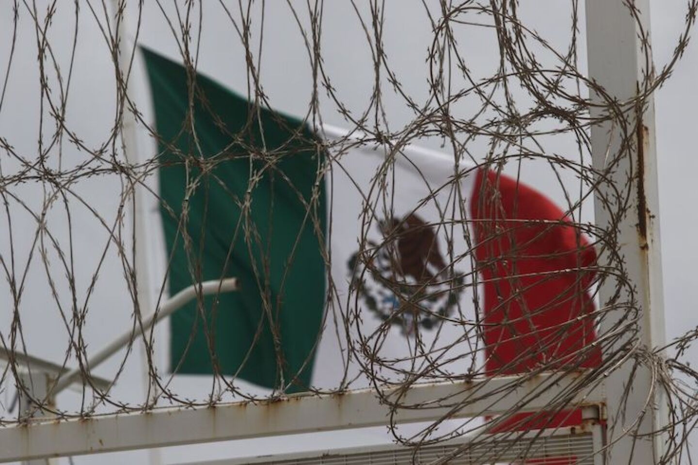 ISLAS MARÍAS, NAYARIT, 17MARZO2019.- Luego de un traslado en el Buque Isla María Madre Bal 11 de siete horas, un grupo de periodistas visitó y recorrió las instalaciones de la cárcel de Islas Marías, la cual fue cerrada a principios de marzo por la administración del presidente Andrés Manuel López Obrador, para ser convertida en un “Centro de Educación Ambiental y Cultural Los Muros del Agua-José Revueltas”, administrado por la Secretaría de Medio Ambiente. El centro penitenciario albergaba a 652 personas privadas de la libertad (PPL), de las cuales 584 fueron distribuidas en otros penales, mientras que el resto obtuvieron su libertad . Una de las características de la Cárcel de  Islas Marías era que familias enteras podían visitar a las PPL por una semana e incluso, siguiendo el trámite correspondiente quedarse a vivir con ellas, sin embargo, al momento del cierre y traslado final, sólo vivían siete familias. Actualmente, la mayor parte de las instalaciones se encuentran en abandono y en muchos casos en un estado deplorable, luego de que el huracán “Willa” las afectará gravemente en octubre de 2018; al momento del cierre se trabajaba en algunas áreas para reacondicionarlas o remodelarlas, como las viviendas que habitaban las familias visitantes, o él área de dormitorios de los PPL, pero los trabajos se abandonaron completamente. personal del Centro aún se encuentra trabajando en el lugar, algunos serán trasladados a penitenciarias para trabajar ahí y otros esperan a ser contratados por la nueva administración de Semarnat, sin embargo, los trabajadores no se dan abasto con las tareas diarias de las islas, como alimentar a los animales o el mantenimiento de algunas instalaciones, ya que mucho de este trabajo era realizado por los propios PPL.FOTO: ISAAC ESQUIVEL /CUARTOSCURO.COM