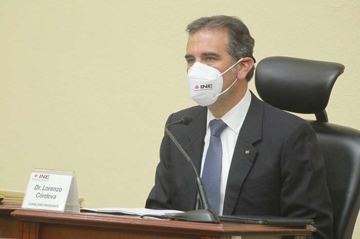 Lorenzo Córdova Vianello, Consejero Presidente, durante la sesión extraordinaria en el INE.