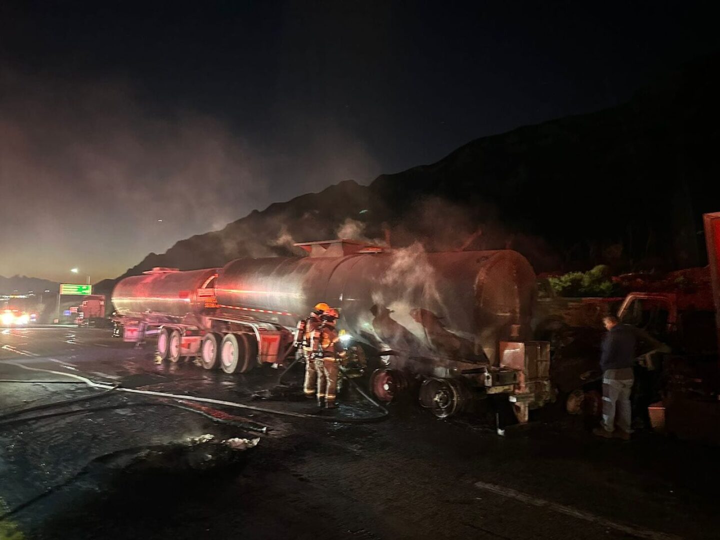 accidente-saltillo-monterrey-choque-e-incendio-en-santa-catarina