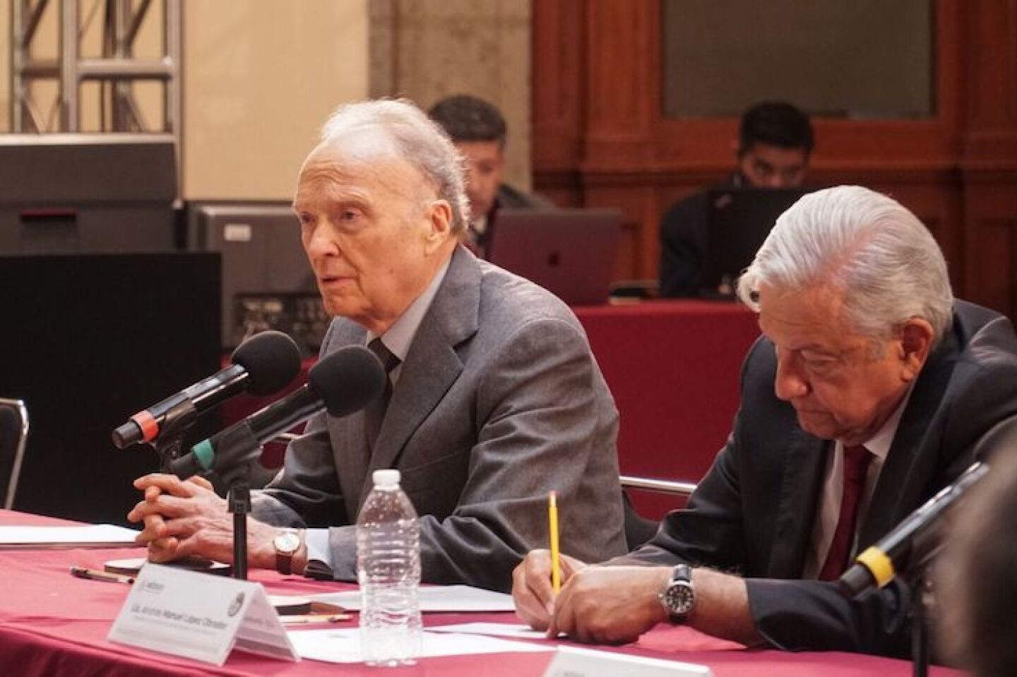 Alejandro Gertz Manero, Fiscal General de la República, durante la reunión con los los padres de los 43 normalistas desaparecidos de Ayotzinapa, en Palacio Nacional.