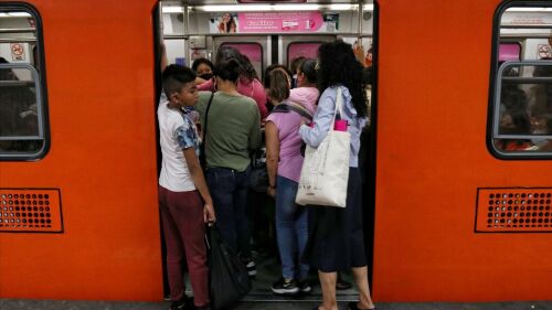El metro en hora pico presenta aglomeraciones para entrar y salir, también aumenta el tiempo de llegada de andenes lo que contribuye a que se junten los usuarios.FO