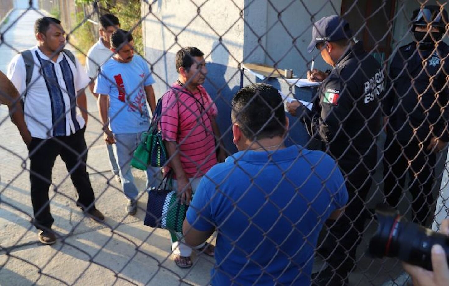 ACAPULCO, GUERRERO, 28FEBRERO2019.- Obtuvieron su libertad dos presos políticos Integrantes del Movimiento por la Liberación de los Presos Políticos de Guerrero (Molppeg), pagaron la fianza de dos integrantes del Consejo de Ejidos y Comunidades opositores a la presa La Parota (Cecop), recluidos en el penal de Las Cruces, y de quienes se esperaba su liberación en las próximas horas. Se trata de los comuneros Clemente Cabrera Benítez y Tomás Cruz Valeriano, quienes fueron detenidos, al igual que otros 17 campesinos y policías comunitarios que permanecen internos en la cárcel de Acapulco, tras los hechos ocurridos el 7 de enero de 2018 en la comunidad de La Concepción, en que finalmente perdieron la vida seis civiles y cinco policías comunitarios. La representante del Molppeg y la Coordinadora Regional de Autoridades Comunitarias-Policía Comunitaria (CRAC-PC), Kenia Hernández, expresó que “están detenidos por defender tierras comunales, les fabricaron delitos de hace cuatro años. Entrevistada en el exterior del Centro de Reinserción Social (Cereso) de Acapulco, en el contexto de la visita de miembros del Comité de Solidaridad México-Salzburgo a integrantes del Cecop, Kenia Hernández explicó que “se hizo el depósito de las fianzas de Clemente Cabrera Benítez y Tomás Cruz Valeriano. Están en el penal por el delito de despojo, fueron detenidos en julio y septiembre pasado, respectivamente, por defender tierras comunales les fabricaron delitos de hace cuatro años”. Enfatizó que “no habían salido porque les fijaron fianzas muy altas, de 185 mil 115 y 187 mil 115 pesos, respectivamente, les hicieron una reducción mínima”. Hasta el penal de Acapulco asistieron pobladores de los bienes comunales de Cacahuatepec y el Molppeg. Miembros del Molppeg señalaron que no existe voluntad política para agilizar la situación, pues se mantienen 17 comuneros detenidos, a raíz de los hechos ocurridos el 7 de enero de 2018 en La Concepción, y las fianzas fijadas son altas con el objetivo de que sus compañeros no sean liberados. FOTO: BERNANDINO HERNÁNDEZ /CUARTOSCURO.COM