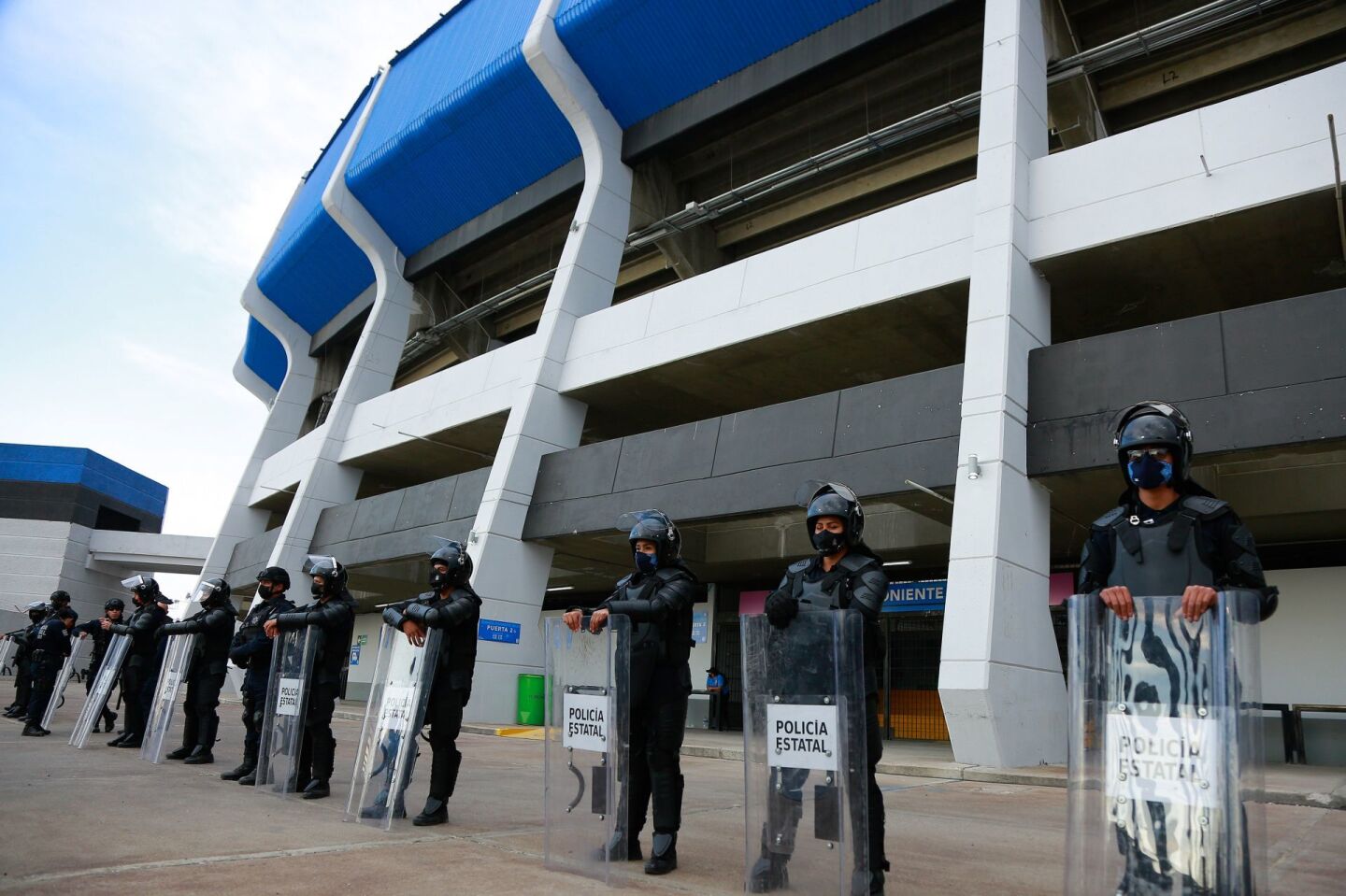 Los Tigres ganaron 1-0 a los Gallos Blancos del Querétaro, con gol Yeferson Soteldo, en partido a puerta cerrada en el Estadio Corregidora. En la imagen Policía Estatal vigila las inmediaciones del encuentro.