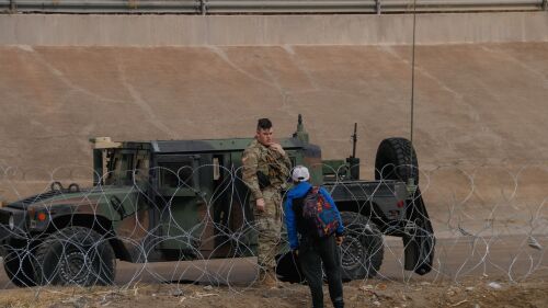 Un joven migrante de 16 años intentó cruzar hacia Estados Unidos por el Río Bravo, en donde se encontró con una frontera blindada por militares estadounidense y cables con púas.