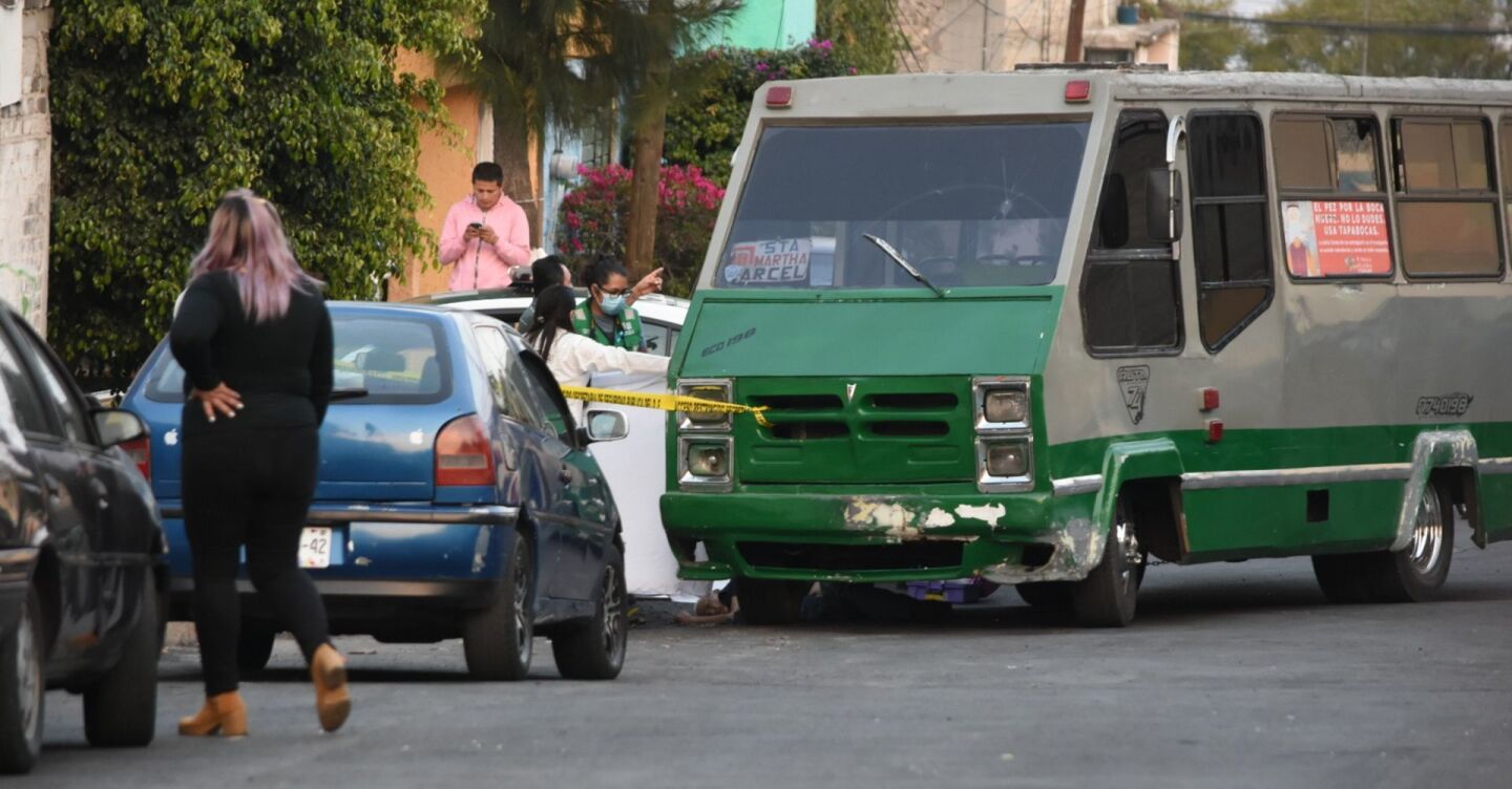 Un hombre de la tercera edad murió atropellado por un microbus, que recorre la ruta Cárcel-Metro Santa Martha, en Iztapalapa.