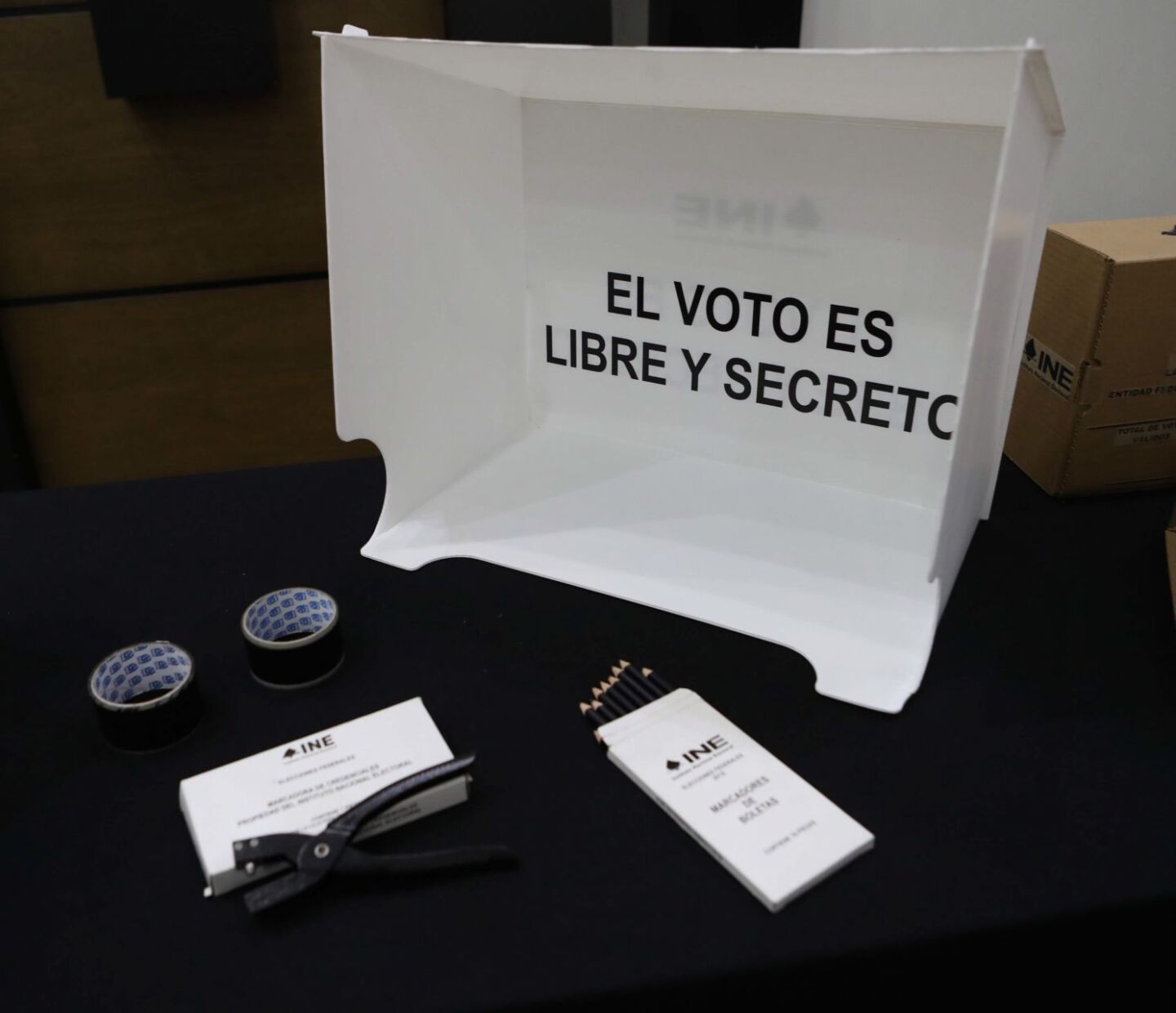 CIUDAD DE MÉXICO, 29DICIEMBRE2017.- El Instituto Nacional Electoral presentó las boletas, canceles electorales portátiles, urnas, cajas de paquetes electorales, mamparas especiales, bases porta urnas, cajas contenedoras de materiales electorales y materiales para el voto de la ciudadanía mexicana residente en el extranjero, que se utilizarán en el Proceso Electoral Federal 2017-2018.FOTO: INE /CUARTOSCURO.COM