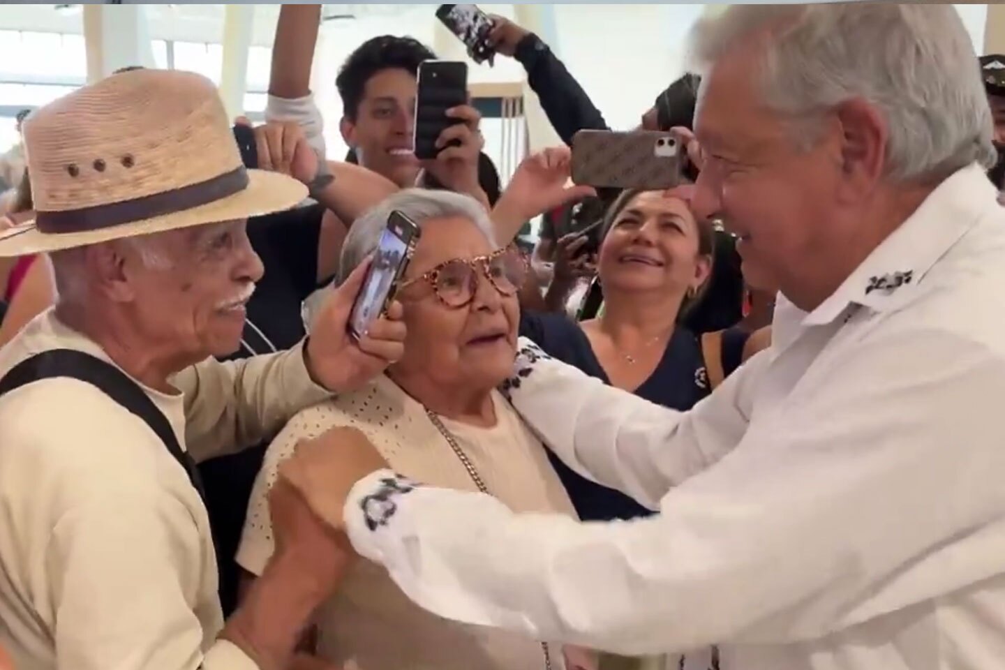 AMLO-en-estación-del-Tren-Maya.jpg