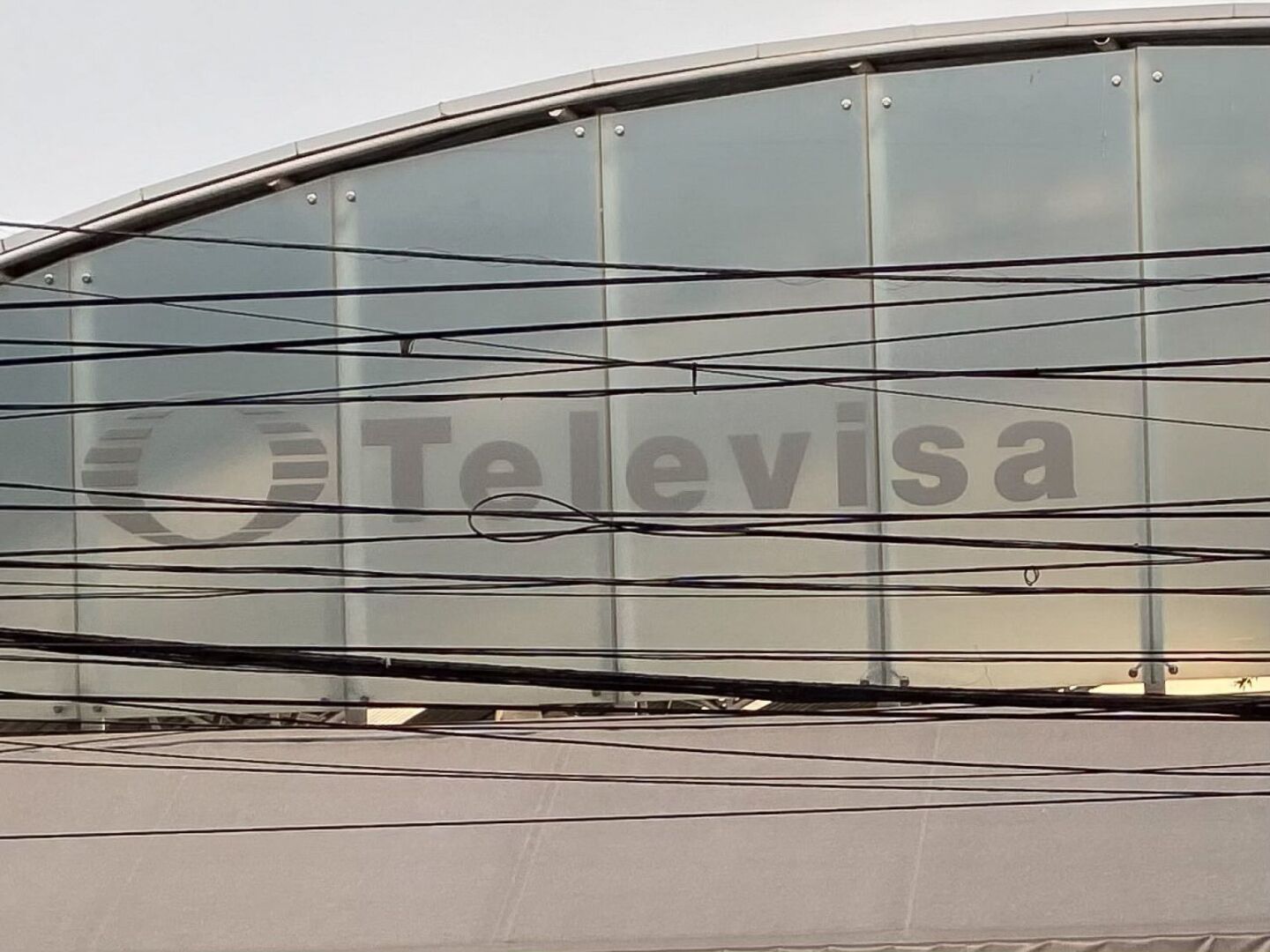 Aspectos de fachada de Televisa San Ángel, televisora que anunció su unión con Univisión.
