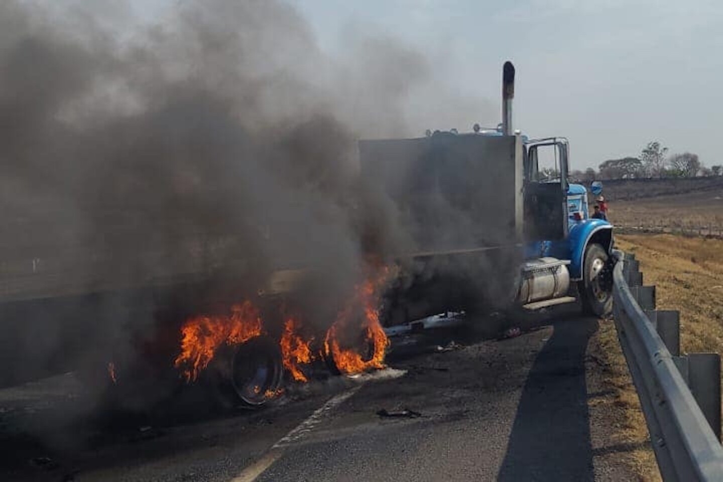 accidente-zapotlanejo-tepatitlan-trailers-chocan-y-se-incendian